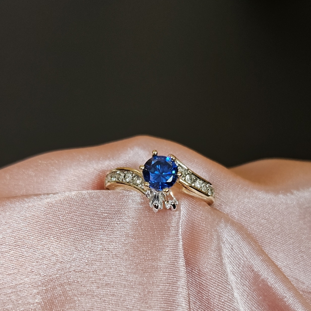 18k gold ring royal blue tanzanite round center stone with crystals gift